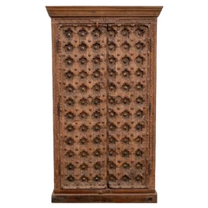 Muebles en madera – Armario tallado con herrajes, Bogotá Colombia